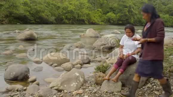 土著老年妇女向年轻土著妇女施加绷带视频的预览图
