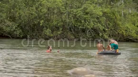 电影制作人用他的gopro拍摄土著儿童在水中玩耍视频的预览图