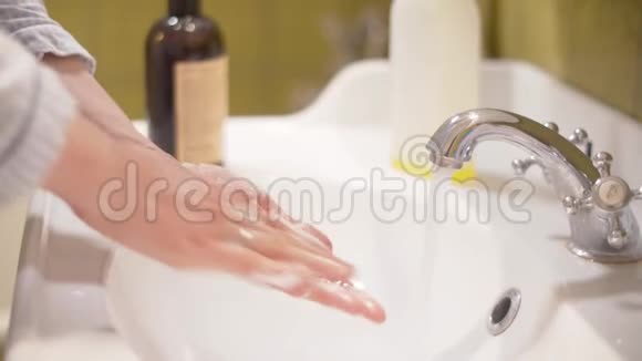 女人小心翼翼地洗手视频的预览图