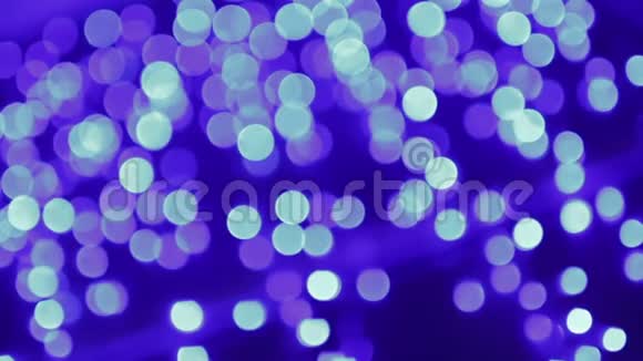带有蓝色bokeh的抽象背景LED花环的散焦圣诞灯视频的预览图