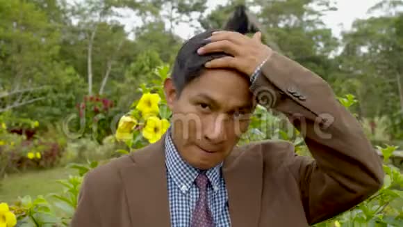 土著男子戴传统帽子的肖像视频的预览图