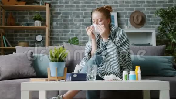 年轻女子用纸巾咳嗽擦鼻涕在家感到恶心视频的预览图