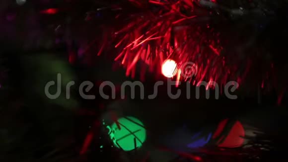 闪烁的圣诞树灯关闭树上的节日花环视频的预览图