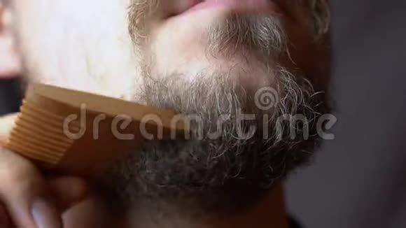 一个梳着梳子的男人视频的预览图