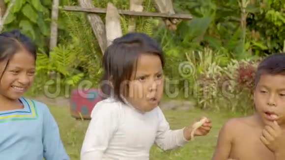 快乐的土著儿童吃甘蔗视频的预览图