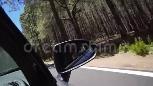 女博主在汽车反光镜下拍摄自己的动态视频视频的预览图