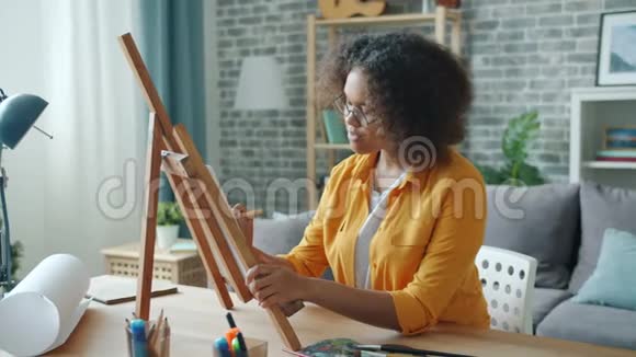 年轻艺术家非裔美国女孩在家中书桌上绘画动作缓慢视频的预览图