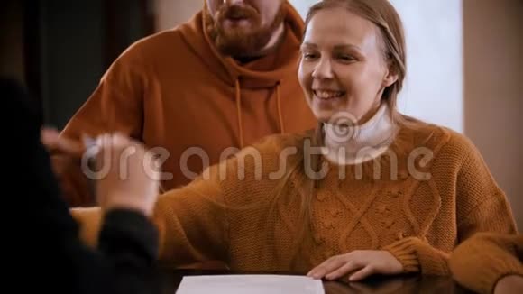一个家庭入住豪华酒店一个微笑的女人接受一个女人在招待会上的小册子视频的预览图
