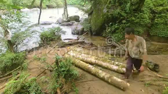 亚马孙雨林中的土著男子建造木筏的时间推移镜头视频的预览图