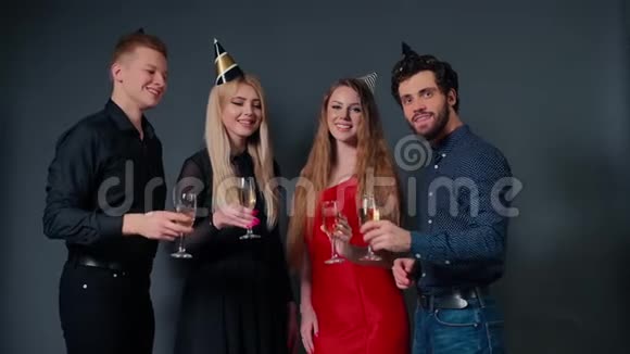 两个迷人的男人和两个漂亮的女孩正戴着香槟酒杯视频的预览图