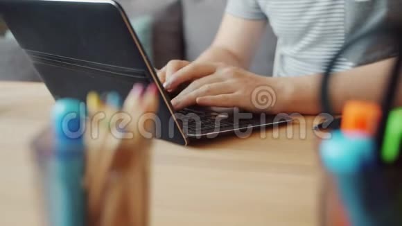 用笔记本电脑在办公桌旁单独工作的男性手打字视频的预览图