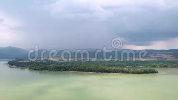 多瑙河的鸟瞰图夏雨和暴风雨天气视频的预览图