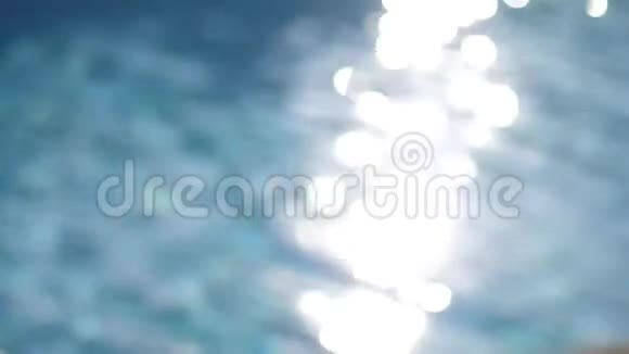 池中纯蓝色的水阳光明媚光线反射腐蚀性强全高清视频清水在ProRes视频的预览图