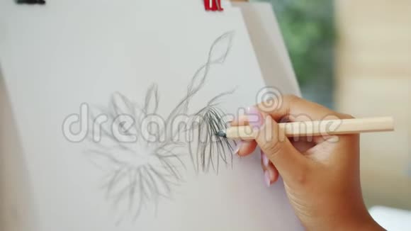 特写女性手工画花在纸上创造美丽的画面视频的预览图