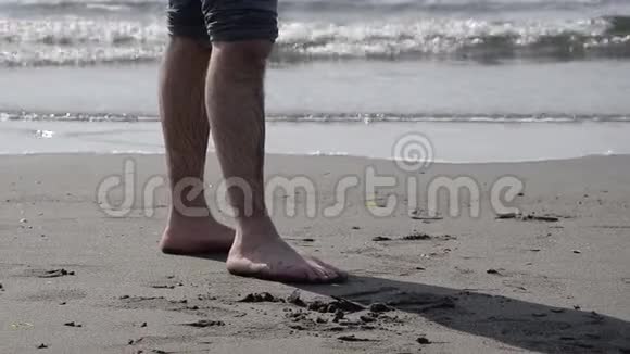 站在海边的人腿的低角度视角视频的预览图