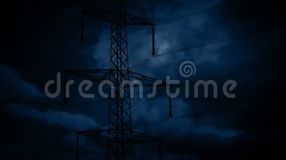 月亮在夜晚的电力线路后出现视频的预览图