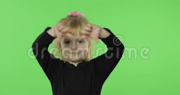 穿着黑色上衣跳舞的女孩快乐的四岁孩子色度键视频的预览图