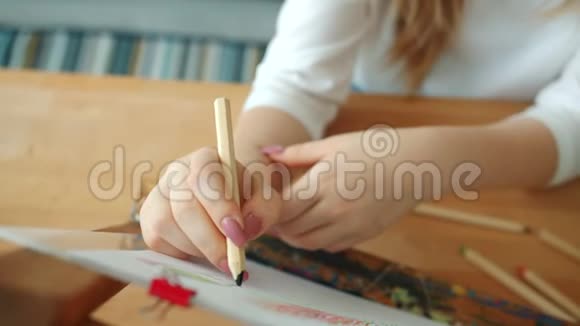 用铅笔在纸上完成女性手绘画面视频的预览图