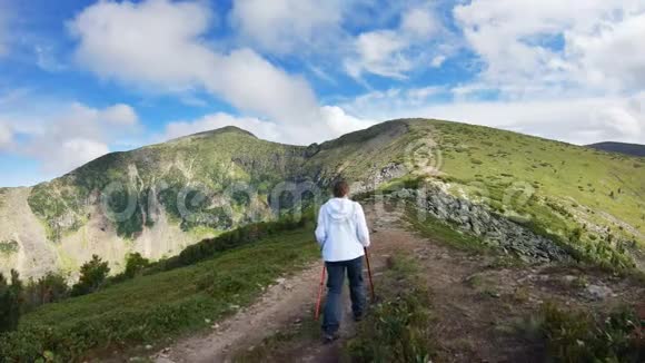 一个在山上徒步行走的女人山景视频的预览图