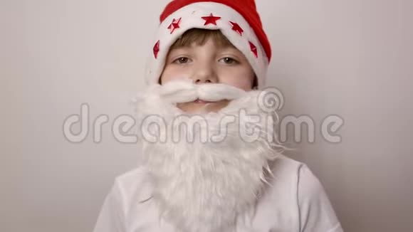 戴着圣诞老人帽子戴着人造胡须的滑稽小女孩正着胡子视频的预览图