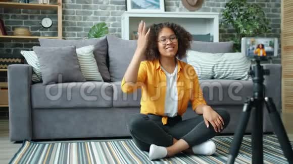 美国黑人博客作者为vlog录制视频用智能手机显示大拇指视频的预览图