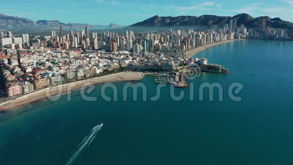 西班牙城市贝尼多姆建筑和沙滩庞恩特空中观景视频的预览图