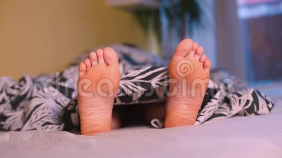 躺在床上的女人腿的特写视频的预览图