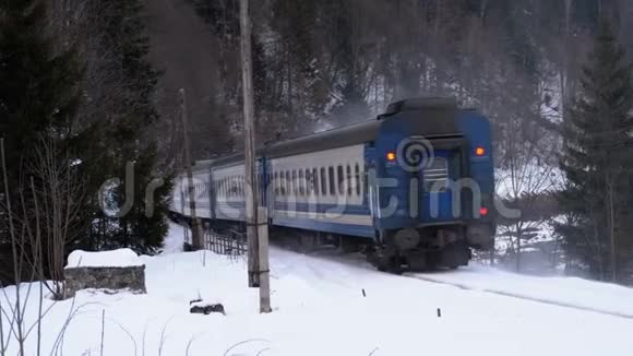 冬天老火车在农村的铁路十字路口上行驶地上的雪视频的预览图