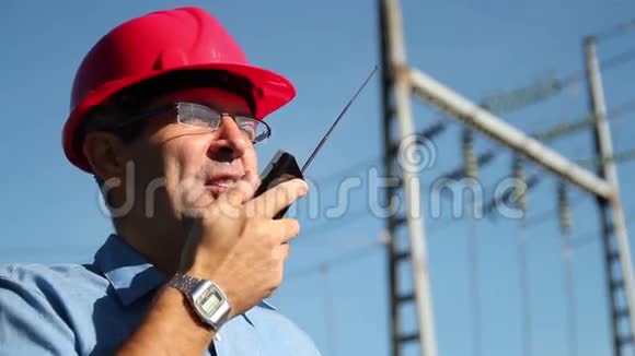 电气工程师在工作视频的预览图