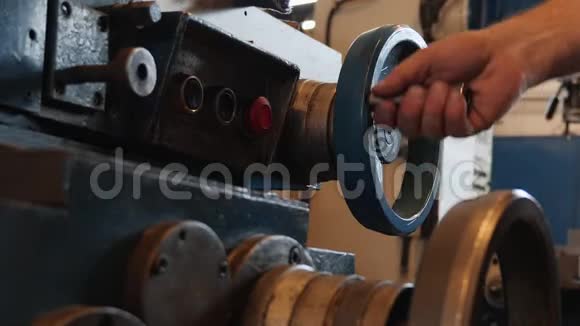 男性手调工业机器旋转车轮视频的预览图