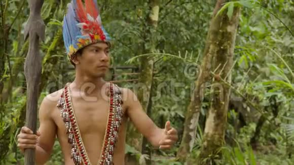土著战士展示亚马逊雨林的观众视频的预览图