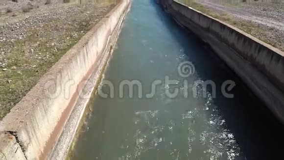 吉尔吉斯斯坦灌溉渠中的水流视频的预览图