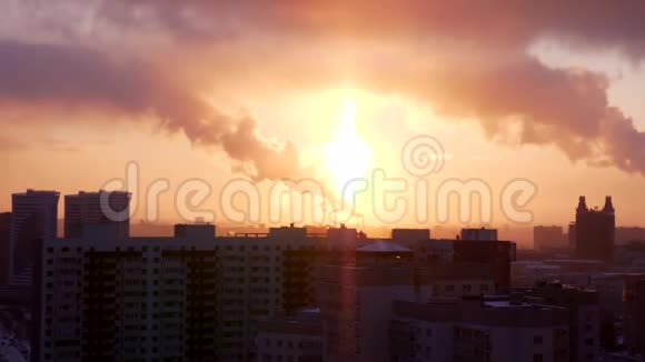 夕阳下的现代城市景观与冬季雪烟工业管道视频的预览图