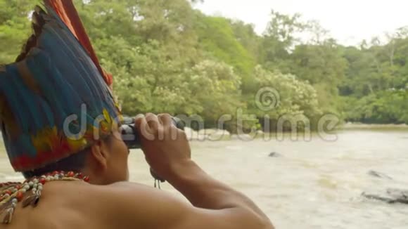 亚马逊土著男子穿着独木舟观看一个人的双眼视频的预览图