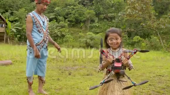 一个土著小女孩跑向她父亲递给他一架无人机视频的预览图