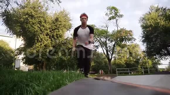 镜头追逐跑酷男子表演自由跑特技跳跃慢动作年轻男子练习跑酷跳跃视频的预览图