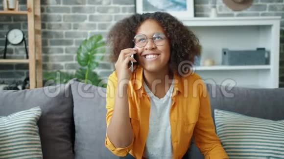 快乐的非裔美国少年在家里玩手机笑着视频的预览图