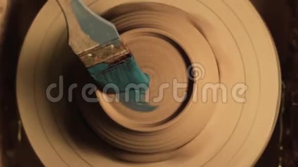 手工陶笔画粘土碗盘视频的预览图