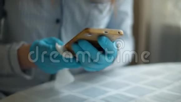 手清洁智能手机与消毒剂擦拭视频的预览图
