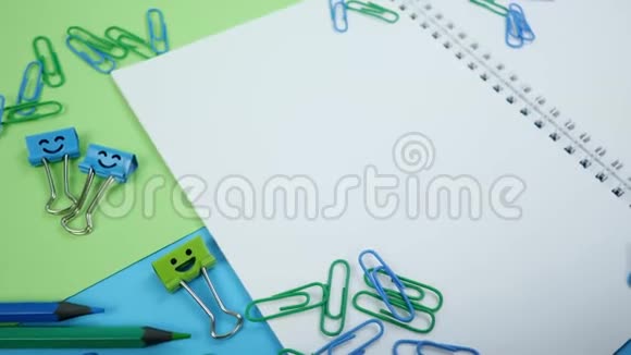 彩色回形针微笑活页夹和纸笔上的铅笔视频的预览图