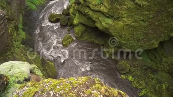 冰岛绿色峡谷中河流的缓慢运动视频的预览图