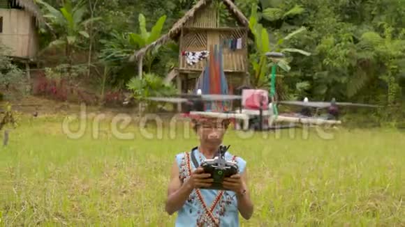 老土著人在村外玩无人机视频的预览图