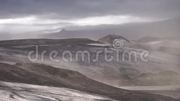 在Fimvorduhals徒步旅行小径上的火山风暴中的火山景观冰岛每秒长达30英里视频的预览图