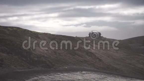 冰岛小屋的火山景观壮观的景色在Fimvorduhals徒步旅行小径冰岛视频的预览图