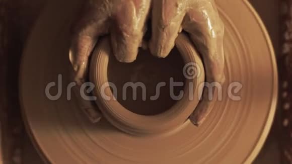 陶工手塑陶碗手指视频的预览图