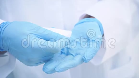 医生的手穿着医用一次性手套从水泡包里拿了两片白色药丸视频的预览图