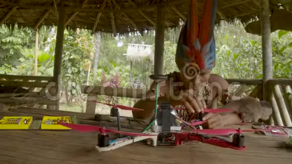 一个土著人正在制造无人机而被猴子分心视频的预览图