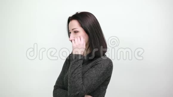 漂亮的白种人年轻女士穿着黑色毛衣理发视频的预览图