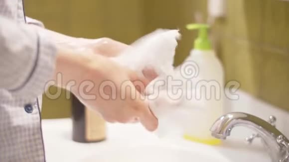 年轻女子用一次性毛巾擦手视频的预览图