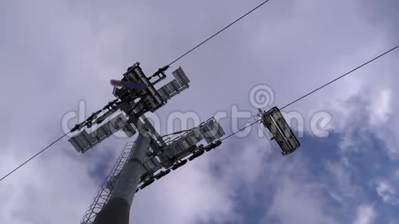 在蓝天和云的背景下带滑雪者的滑雪电梯滑雪胜地视频的预览图